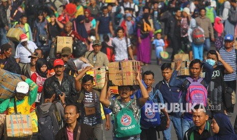 Sejumlah penumpang turun dari Kapal Pelni KM Labobar saat tiba di Pelabuhan Tanjung Perak, Surabaya, Jawa Timur, Senin (11/6).