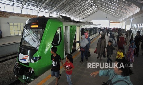 Sejumlah penumpang turun dari Kereta Rel Diesel Elektrik (KRDE) Minangkabau Ekspres di Stasiun Bandara Internasional Minangkabau (BIM), di Padangpariaman, Sumatera Barat, Selasa (1/5). 