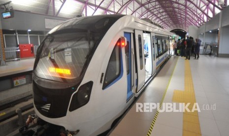 Sejumlah penumpang turun dari Light Rail Transit (LRT) di Stasiun Bumi Sriwijaya, Palembang, Sumatera Selatan, Rabu (26/6/2019).