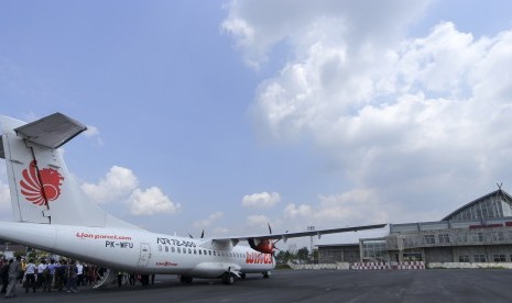 Sejumlah penumpang turun dari maskapai Wings Air di Bandara Silampari, Lubuklinggau, Sumatra Selatan.