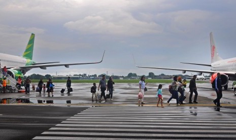 Sejumlah penumpang turun dari pesawa komersial di Bandara Adi Soemarmo, Solo, Jateng.