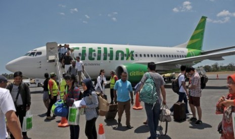 Sejumlah penumpang turun dari pesawat Boeing 737-500 milik maskapai Citilink 