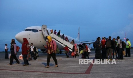 Sejumlah penumpang turun dari pesawat Lion Air setelah gagal berangkat menuju ke Surabaya setelah penutupan Bandara Internasional Lombok, Nusa Tenggara Barat, Minggu (26/11). 