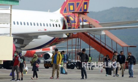 Sejumlah penumpang turun dari pesawat udara saat tiba di Bandara Internasional Sultan Iskandar Muda, Blang Bintang, Kabupaten Aceh Besar, Aceh, Kamis (17/1/2019).