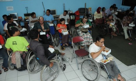 Sejumlah penyadang tuna daksa mengikuti buka bersama yang diadakan komunitas motor roda tiga Disabel Motor Club (DMC) di Panti Sosial Bina Daksa, Jakarta.