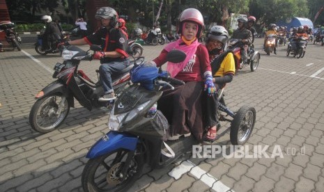 Sejumlah penyandang disabilitas mengikuti tur motor difabel saat acara peringatan Hari Disabilitas Internasional (HDI) 2017 di Surabaya, Jawa Timur, Ahad (3/12). 