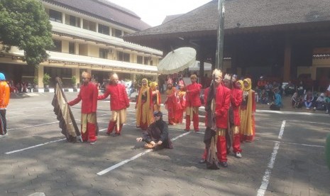 Sejumlah penyandang disabilitas usia sekolah di kantor DPRD Kota Cimahi tengah melaksanakan peringatan hari disabilitas tingkat internasional, Senin (3/12).