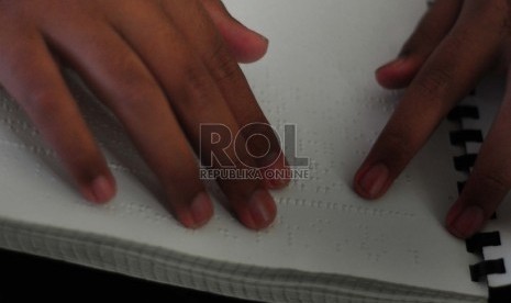   Sejumlah penyandang tuna netra membaca kitab suci Alquran dengan cetakan huruf braille saat melaksanakan Tadarus di Mesjid yayasan Wyataguna, Selasa (23/6). (foto : Septianjar Muharam)