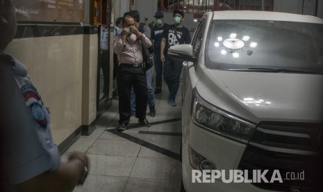 Sejumlah penyidik Komisi Pemberantasan Korupsi (KPK) berjalan keluar usai melakukan penggeledahan di Lapas Klas 1A Sukamiskin, Bandung, Jawa Barat, Rabu (25/7).