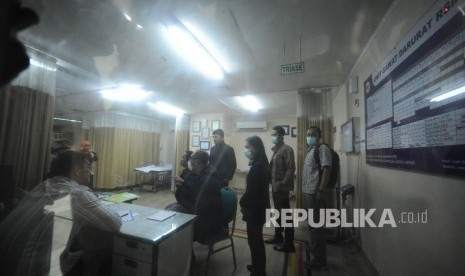 Sejumlah penyidik Komisi pemberantasan Korupsi mendatangi rumah sakit medika permata hijau, Jakarta, Kamis (16/11). Kedatangan penyidik KPK ke rumah sakit medika permata hijau bertujuan menemui tersangka kasus tindak pidana korupsi Setya Novanto yang mengalami kecelakaan pada kamis malam di jalan Permata Berlian. 