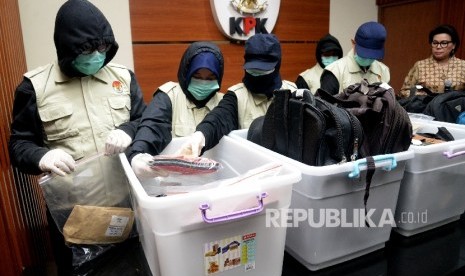   Sejumlah penyidik KPK menunjukan barang bukti didampingi Wakil Ketua KPK Basaria terkait oprasi tangkap tangan (OTT) kasus dugaan suap Dirjen Perhubungan Laut (hubla) Kemenhub di gedung KPK, Jakarta, Kamis (24/8) malam.