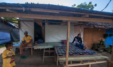 Sejumlah penyintas bencana beraktivitas di depan hunian sementaranya di Desa Pombewe, Sigi, Sulawesi Tengah, Jumat (2/8/2019).