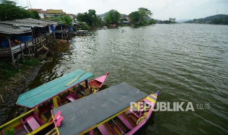 Sejumlah perahu bersandar di bibir Situ Ciburuy, Kemacatan Padalarang, Kabupaten Bandung Barat, Kamis (29/12)