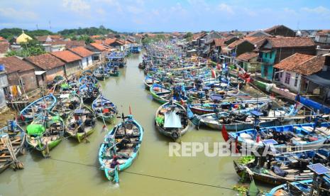 Sejumlah perahu disandarkan di Sungai Wiso, Jobokuto, Jepara, Jawa Tengah, Selasa (14/12/2021). Nelayan setempat mengatakan, sejak sepekan terakhir nelayan di wilayah itu memilih libur melaut akibat cuaca buruk dengan ombak mencapai 2,5 meter yang membahayakan keselamatan nelayan. 