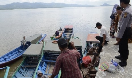 Sejumlah perahu 'katinting' menjadi satu-satunya sarana transportasi warga dari Pulau Nunukan ke Pulau Sebatik yang berbatasan langsung dengan Malaysia.