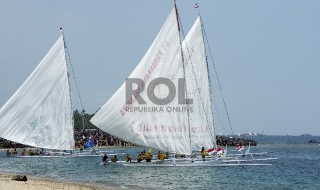 Sejumlah perahu layar memeriahkan puncak acara Sail Tomini 2015 di Pantai Kayu Bura, Kabupaten Parigi Moutong, Sulawesi Tengah, Sabtu (19/9).ANTARA FOTO/Widodo S. Jusuf