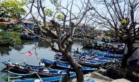 Sejumlah perahu milik nelayan ditambatkan di sekitar muara sungai Kaliyasa, Cilacap, Jateng.