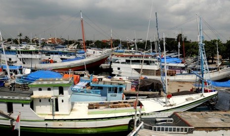 Sejumlah perahu motor niaga ditambatkan karena tidak dapat melaut di Pelabuhan Paotere, Makassar, Sulsel, Jumat (27/4). Puluhan kapal motor niaga dan nelayan tidak berlayar hingga dua pekan karena bahan bakar minyak (BBM) jenis solar langka akibat adanya p