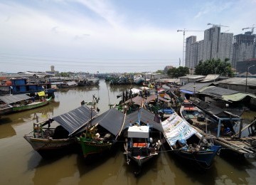 Sejumlah perahu nelayan bersandar di perkampungan nelayan Muara Angke, Jakarta Utara, Rabu (14/3). (Republika/Prayogi)