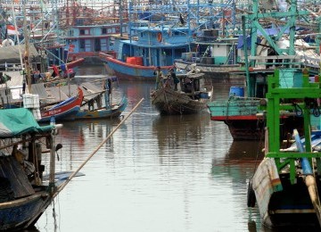 Sejumlah perahu nelayan bersandar di perkampungan nelayan Muara Angke, Jakarta Utara, Rabu (14/3). (Republika/Prayogi)