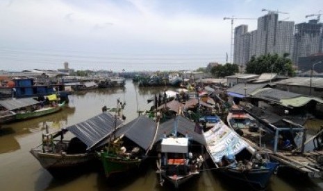 Sejumlah perahu nelayan bersandar di perkampungan nelayan. (Republika/Prayogi)