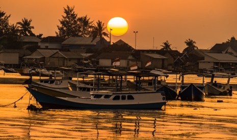 Sejumlah perahu nelayan bersandar seusai melaut di tepi pantai Pelabuhan Karimunjawa, Jepara, Jawa Tengah, Rabu (25/7). Potensi segmen wisata halal dapat dimanfaatkan untuk memenuhi kebutuhan gaya hidup halal saat ini. 