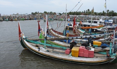 Sejumlah perahu nelayan tertambat di Pelabuhan Kalbut, Mangaran, Situbondo, Jawa Timur, Rabu (23/1/2019). 