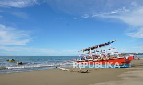 Sejumlah perahu wisata ditambatkan di Pantai Minanga, Atinggola, Kabupaten Gorontalo Utara, Gorontalo, Jumat (27/8). Pemerintah mengakui realisasi penggunaan dana pemulihan ekonomi nasional (PEN) tidak seagresif pemerintah melakukan penambahan anggaran.