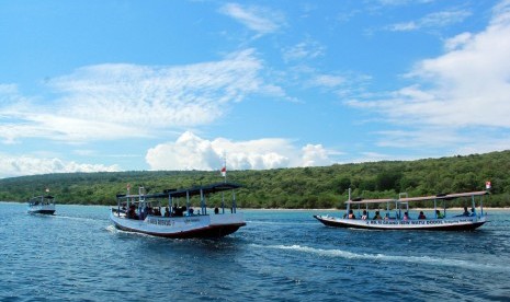 Sejumlah perahu wisatawan melintas di Selat Bali, Banyuwangi, Jawa Timur, Kamis (3/3).