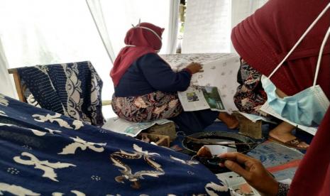 Sejumlah perajin melakukan proses pembuatan Batik Sukapura di Desa Janggala, Kecamatan Sukaraja, Kabupaten Tasikmalaya, Senin (31/5). Batik Sukapura yang merupakan khas Tasikmalaya memiliki ciri warna merah, putih, dan biru. 