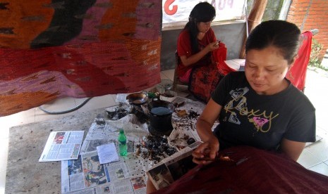 Sejumlah perajin membatik kain di rumah industri batik Penggaron, Ungaran, Kabupaten Semarang.