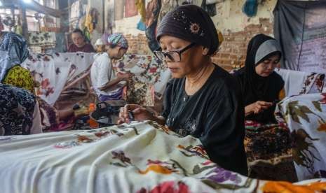 Sejumlah perajin memproduksi batik di Kampung Batik Kauman di Pekalongan, Jawa Tengah, Kamis (27/9).