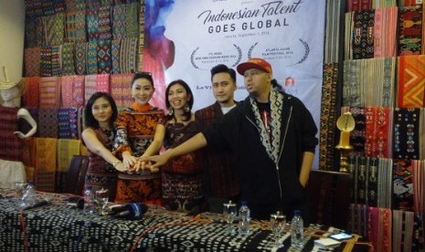 Sejumlah perancang busana akan menampilkan karya berbahan tenun NTT di New York Fashion Week di Amerika 8-10 September 2016