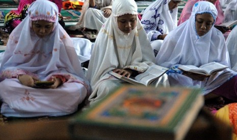 Sejumlah perempuan membaca Al Quran di Masjid Nasional Al Akbar Surabaya, Jawa Timur, Rabu (8/7) dini hari.