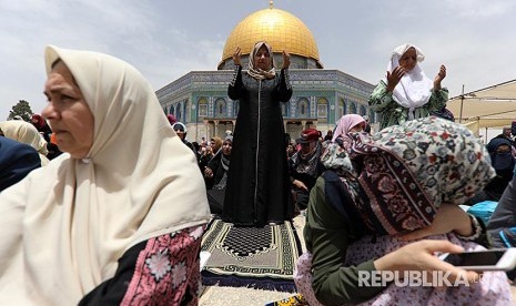 Sejumlah perempuan Palestina berdoa di Kompleks Al Aqsha Yerusalem pada pelaksanaan Shalat Jumat kedua Ramadhan 2018, Jumat (25/5).