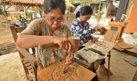 Perajin seni ukir di Desa Senenan, Kecamatan Tahunan, Kabupaten Jepara, Jawa Tengah. Firnitur UKM Jawa Tengah diminati pasar Jepang dan Belgia. 