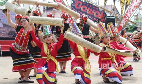 Sejumlah perempuan suku Dayak menari di acara pembukaan Pekan Gawai Dayak (PGD) ke-34 di Rumah Radakng Pontianak, Kalimantan Barat, Senin (20/5/2019).