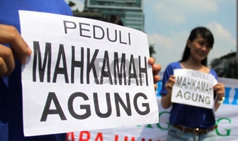  Sejumlah perempuan yang tergabung dalam Masyarakat Peduli Mahkamah Agung melakukan aksi di Bundaran HI, Jakarta, Jumat (3/5).   (Republika/Yasin Habibi)