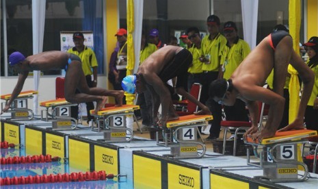  Sejumlah perenang melakukan start saat pertandingan final cabor renang nomor gaya dada 100M Putra S8 Pekan Paralimpic Nasional (Peparnas) XIV, di Arena Aquatik, Pekanbaru, Riau, Selasa, (9/10). 