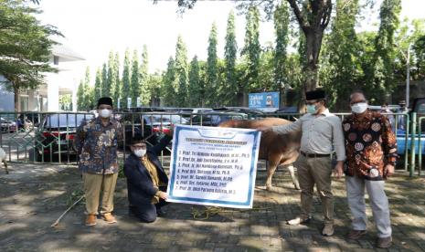 Sejumlah perguruan tinggi dan sekolah di Solo membagikan daging kurban dalam momen Idul Adha 1442 H di tengah pandemi Covid-19. Daging kurban dibagikan kepada masyarakat si sekitar kampus dan sekolah mereka.