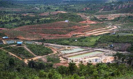 Sejumlah permukiman, kolam ikan, dan ladang milik warga berada di dalam kawasan hutan Taman Buru Rempang, Batam, Kepulauan Riau, Jumat (26/11/2021). Badan Pengusahaan (BP) Batam, Kepulauan Riau menargetkan investasi dalam pengembangan Pulau Rempang mencapai Rp 361 triliun dan akan menyerap tenaga kerja sekitar 306 ribu orang.