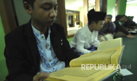 Sejumlah perserta latihan membaca kitab kuning saat mengikuti Musabaqoh Kitab Kuning di Pondok Pesantren Miftahul Falah, Jalan Gede Bage Selatan, Kota Bandung, Kamis (6/4). 