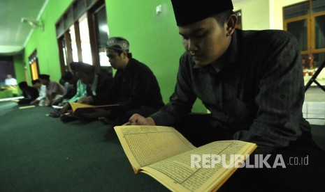 Sejumlah perserta latihan membaca kitab kuning saat mengikuti Musabaqoh Kitab Kuning di Pondok Pesantren Miftahul Falah, Jalan Gede Bage Selatan, Kota Bandung, Kamis (6/4). 