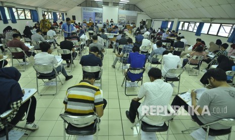 Sejumlah perserta SBMPTN 2017 mengisi identitas sebelum mengerjakan soal di Ruangan Aula SAPPK ITB, Kota Bandung, Selasa (16/5). SBMPTN 2017 Panlok 34 Bandung diikuti sebanyak 51,961 perserta dan sebanyak 16 orang diantaranya perserta berkebutuhan khusus.