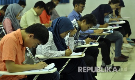 Sejumlah perserta SBMPTN 2017 mengisi identitas sebelum mengerjakan soal di Ruangan Aula SAPPK ITB, Kota Bandung, Selasa (16/5). SBMPTN 2017 Panlok 34 Bandung diikuti sebanyak 51,961 perserta dan sebanyak 16 orang diantaranya perserta berkebutuhan khusus.