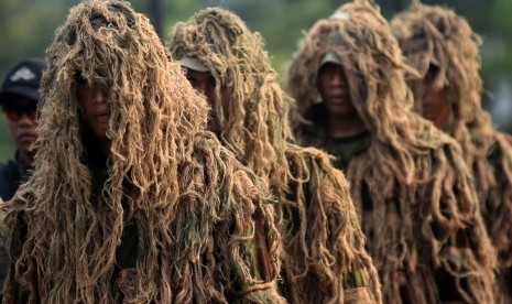 Sejumlah personel Batalyon Intai Amfibi-1 (Yontaifib-1) Korps Marinir TNI AL menggunakan kamuflase disela-sela apel khusus dalam rangka memperingati HUT ke 55 Yontaifib Korps Marinir di Markas Yontaifib-1 Mar Bhumi Marinir Karangpilang Surabaya, Jawa Timur