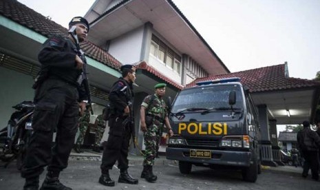  Sejumlah personel Brimob dan TNI bersenjata lengkap bersiaga setelah terjadi penyerbuan di Lapas 2B Cebongan, Sleman, Yogyakarta, Sabtu (23/3).