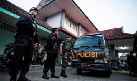 Sejumlah personel Brimob dan TNI bersenjata lengkap bersiaga setelah terjadi penyerbuan di Lapas 2B Cebongan, Sleman, Yogyakarta, Sabtu (23/3).