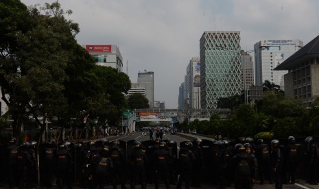 Sejumlah personel Brimob memblokade jalan ketika berlangsungnya aksi penolakan hasil keputusan KPU pada Pilpres 2019 di sekitar Jalan MH. Thamrin, Jakarta, Rabu (22/5/2019). 