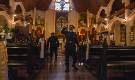 Sejumlah personel Brimob melakukan sterilisasi di Katedral Ambon menjelang ibadah Misa Natal di Kota Ambon, Provinsi Maluku, Jumat (24/12/2021).